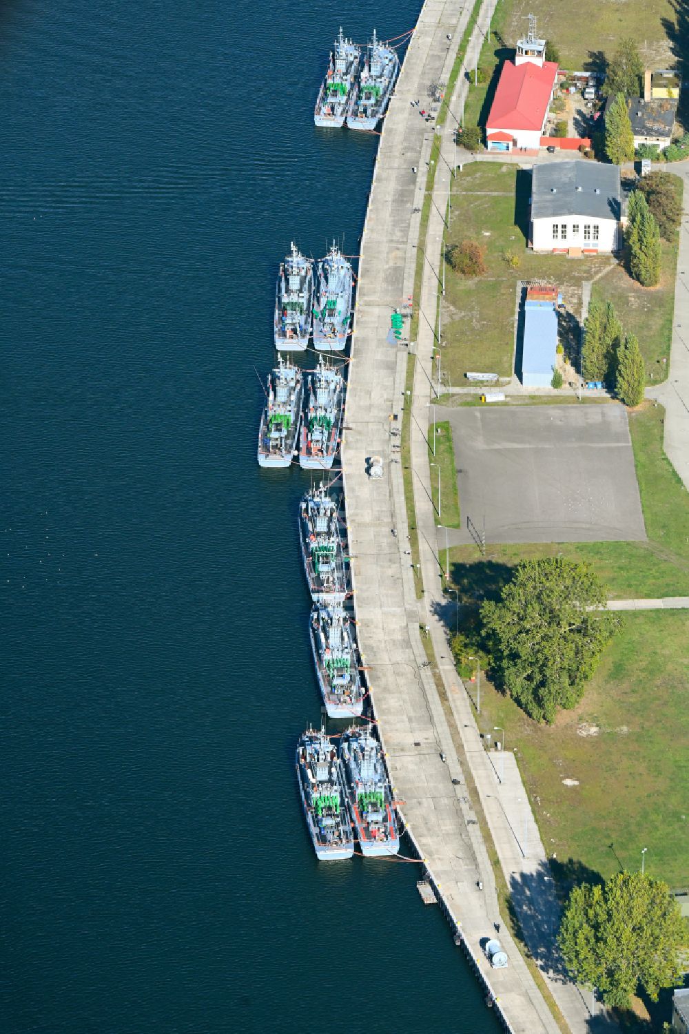 Swinemünde aus der Vogelperspektive: Fischfang - Schiffe vertäut im Hafen von Swinemünde in Swinemünde in Woiwodschaft Westpommern, Polen