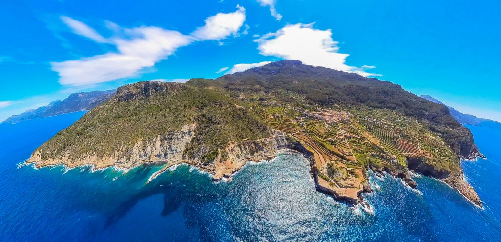 Luftaufnahme Banyalbufar - Fish Eye- Perspektive Felsen- Küsten- Landschaft an der Steilküste mit terassenförmigen Wohngebieten in Banyalbufar auf der balearischen Mittelmeerinsel Mallorca, Spanien