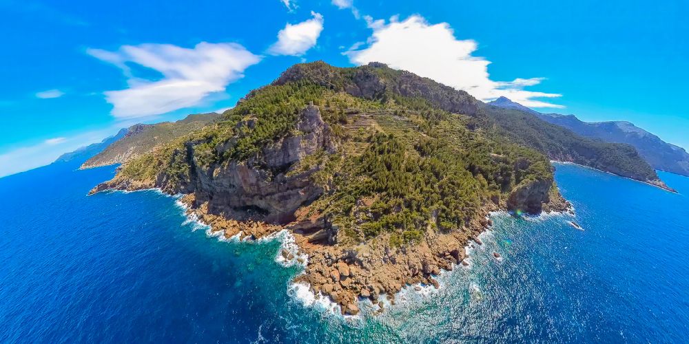 Banyalbufar aus der Vogelperspektive: Fish Eye- Perspektive Felsen- Küsten- Landschaft an der Steilküste mit terassenförmigen Wohngebieten in Banyalbufar auf der balearischen Mittelmeerinsel Mallorca, Spanien
