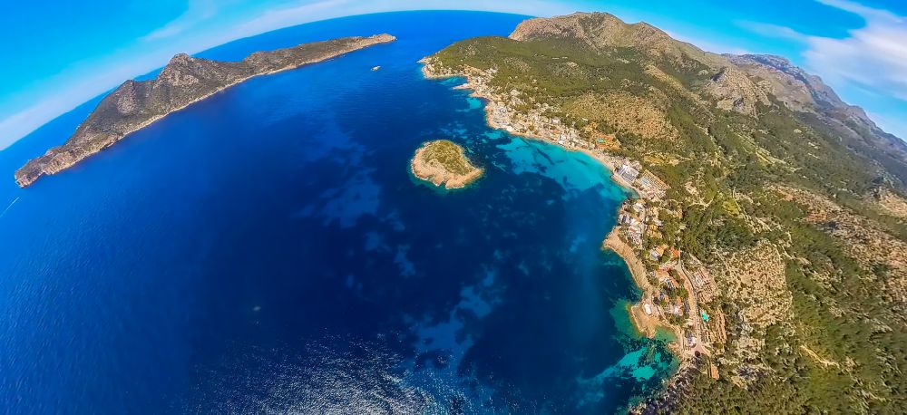 Andratx von oben - Fish Eye- Perspektive Felsplateau Sa Dragonera - Dracheninsel in Andratx auf der balearischen Mittelmeerinsel Mallorca, Spanien