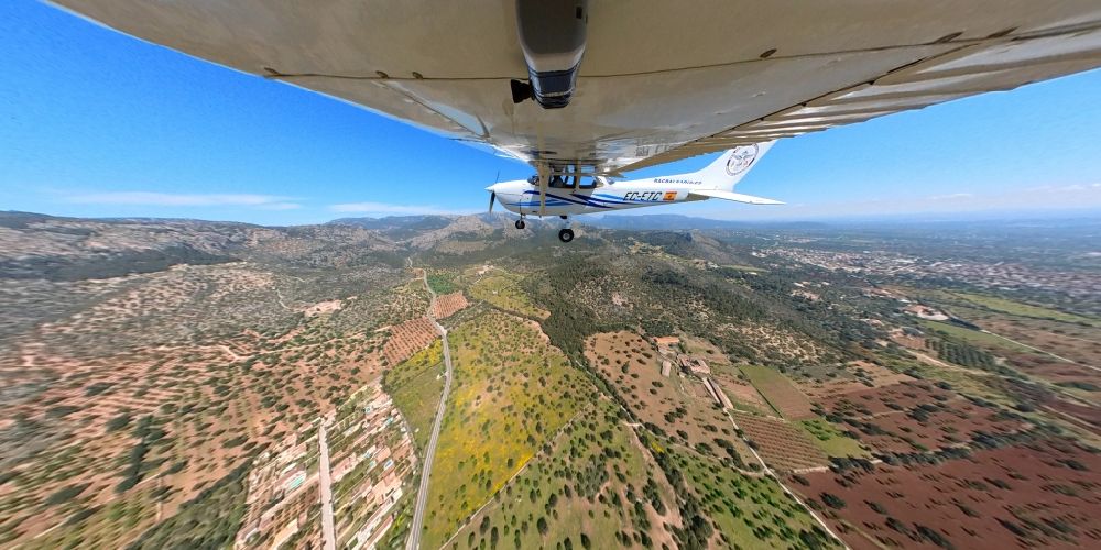 Luftaufnahme Llubi - Fish Eye- Perspektive Flugzeug Cessna 172 mit der Kennung EC-ETC im Fluge über dem Luftraum in Llubi in Balearische Insel Mallorca, Spanien