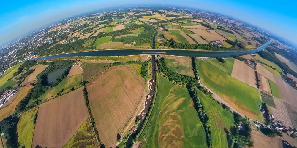 Pelkum von oben - Fish Eye- Perspektive Fluss - Brückenbauwerk der Kanalbrücke Lippe Neue Fahrt in Pelkum im Bundesland Nordrhein-Westfalen, Deutschland