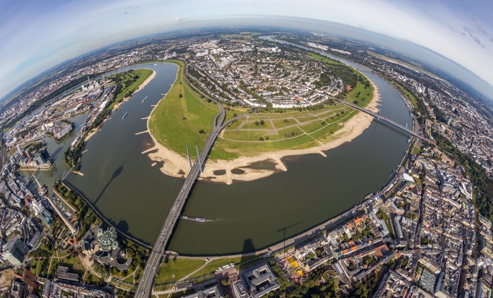 Luftaufnahme Düsseldorf - Fish Eye- Perspektive Fluß - Brückenbauwerk Rheinkniebrücke im Ortsteil Carlstadt in Düsseldorf im Bundesland Nordrhein-Westfalen, Deutschland