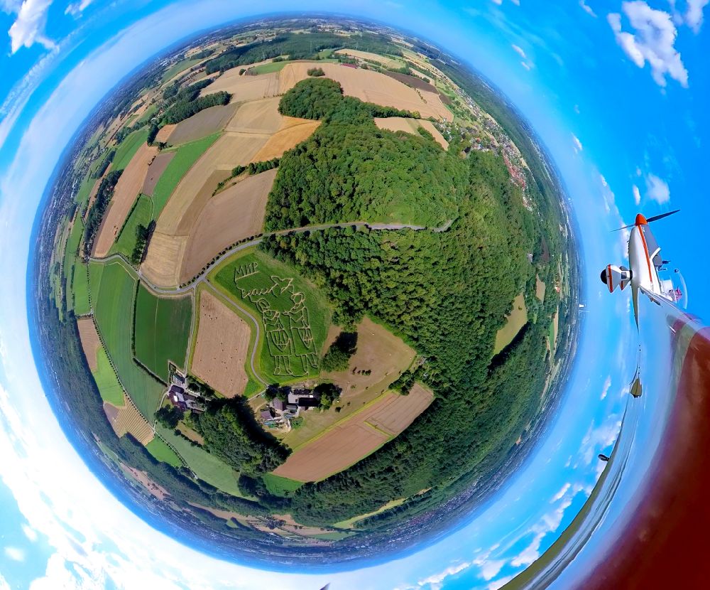 Luftaufnahme Selm - Fish Eye- Perspektive Irrgarten - Labyrinth mit den Umrissen von Friedenssymbolen anlässlich des Krieges in der Ukraine auf einem Feld in Selm im Bundesland Nordrhein-Westfalen, Deutschland