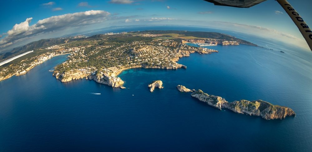 Calvia von oben - Fish Eye- Perspektive Küsten- Landschaft an der Steilküste am Balearen-Meer in Calvia auf der Mittelmeer- Insel Mallorca, Spanien