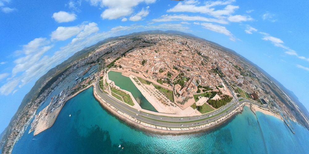 Palma von oben - Fish Eye- Perspektive Stadtansicht der Kernstadt in Palma in Balearische Insel Mallorca, Spanien