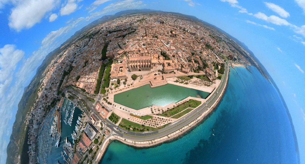 Palma von oben - Fish Eye- Perspektive Stadtansicht der Kernstadt in Palma in Balearische Insel Mallorca, Spanien