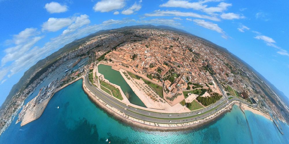 Palma aus der Vogelperspektive: Fish Eye- Perspektive Stadtansicht der Kernstadt in Palma in Balearische Insel Mallorca, Spanien