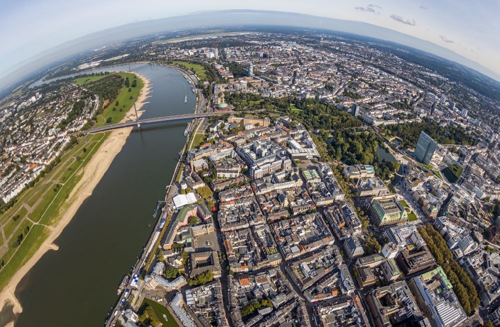 Luftaufnahme Düsseldorf - Fish Eye- Perspektive Stadtansicht am Ufer des Flussverlaufes des Rhein in Düsseldorf im Bundesland Nordrhein-Westfalen, Deutschland