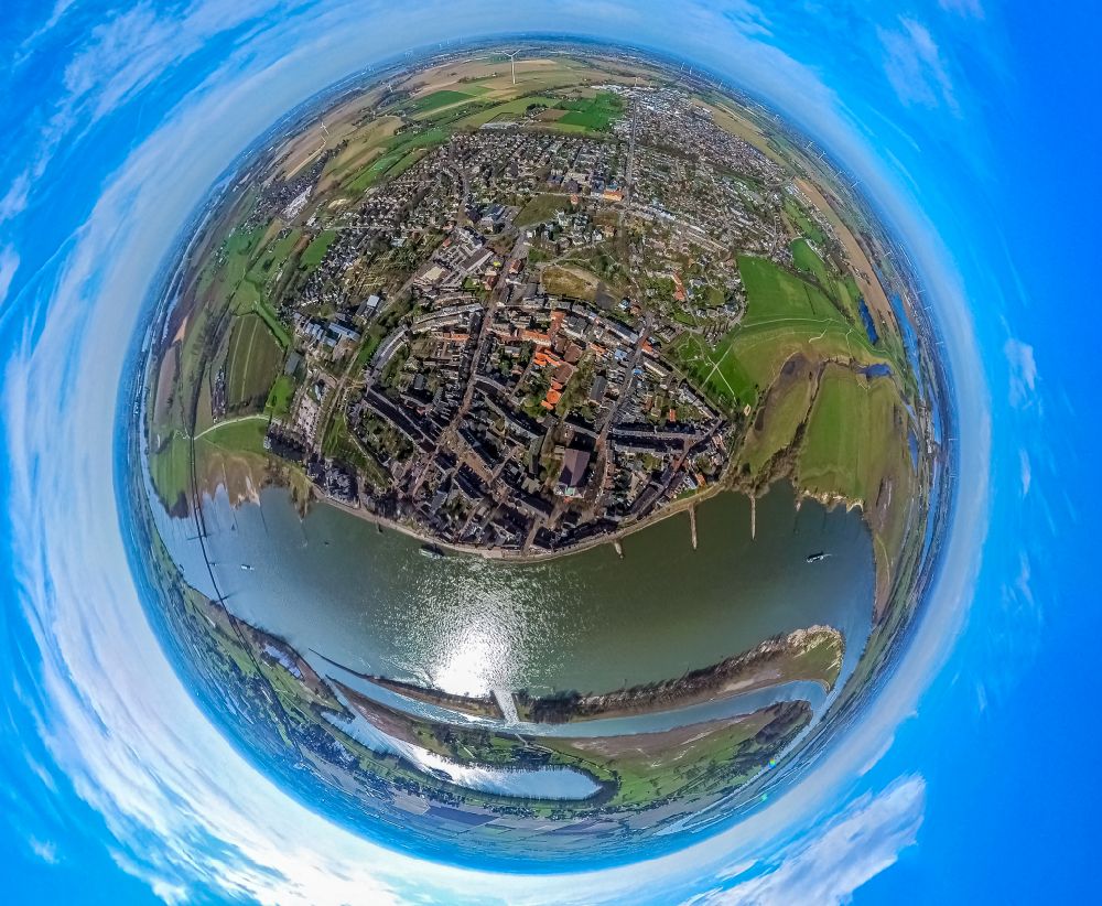 Luftaufnahme Rees - Fish Eye- Perspektive Stadtansicht am Ufer des Flußverlaufes des Rhein in Rees im Bundesland Nordrhein-Westfalen, Deutschland
