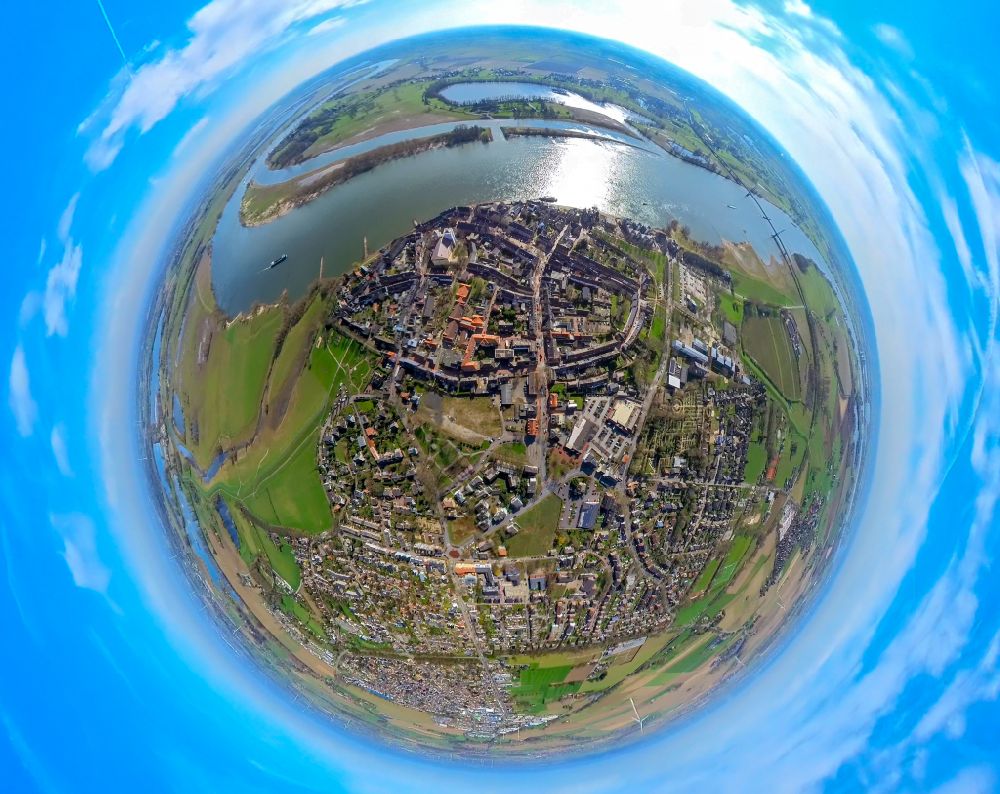 Rees von oben - Fish Eye- Perspektive Stadtansicht am Ufer des Flußverlaufes des Rhein in Rees im Bundesland Nordrhein-Westfalen, Deutschland