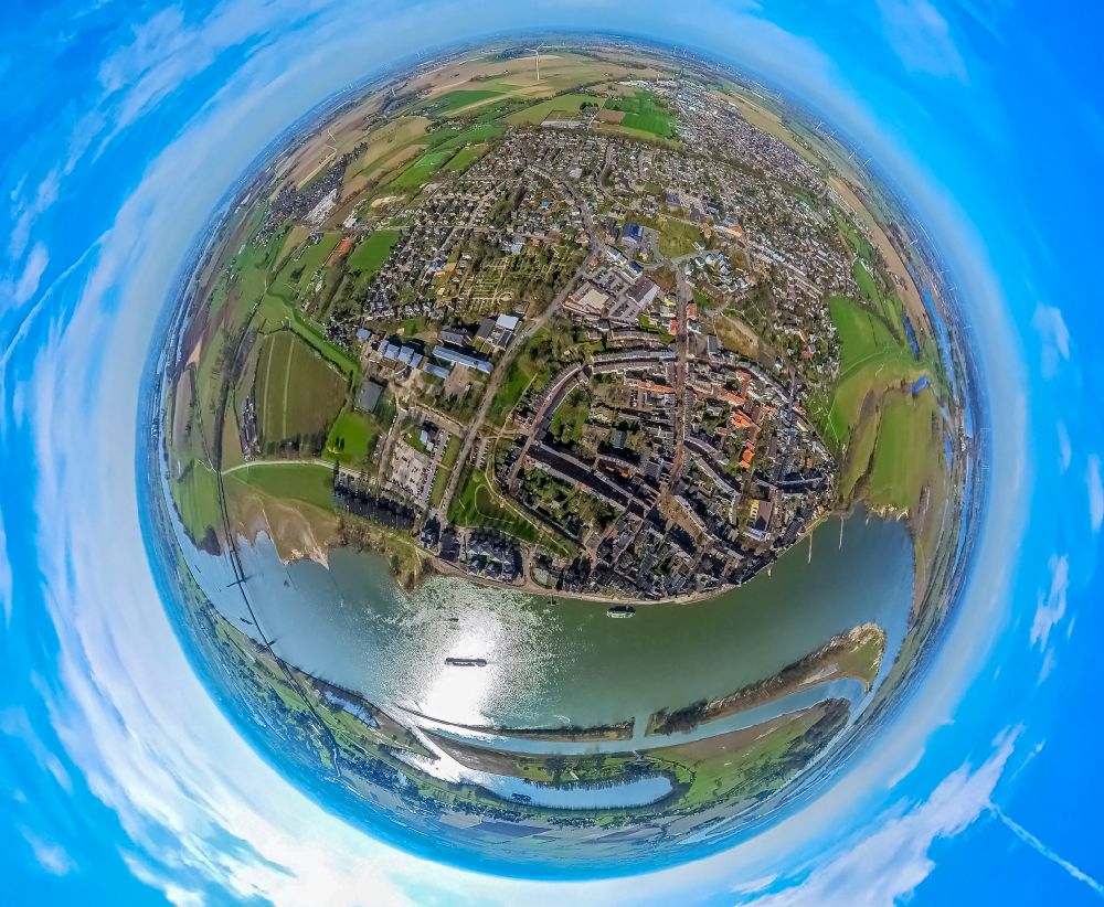 Luftbild Rees - Fish Eye- Perspektive Stadtansicht am Ufer des Flußverlaufes des Rhein in Rees im Bundesland Nordrhein-Westfalen, Deutschland
