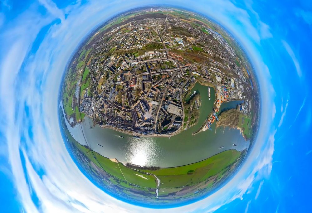 Luftbild Emmerich am Rhein - Fish Eye- Perspektive Stadtansicht am Ufer des Flußverlaufes des Rheins in Emmerich am Rhein im Bundesland Nordrhein-Westfalen, Deutschland