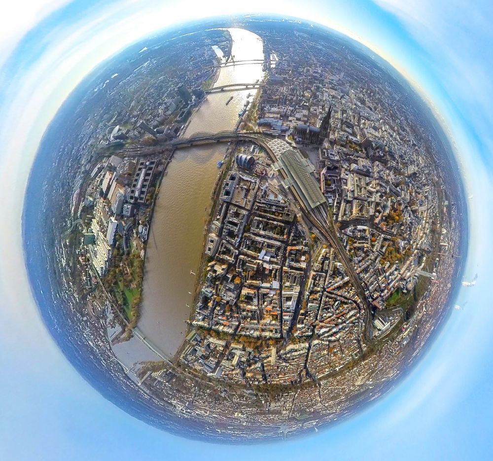 Luftbild Köln - Fish Eye- Perspektive Stadtzentrum im Innenstadtbereich am Ufer des Flußverlaufes des Rhein in Köln im Bundesland Nordrhein-Westfalen, Deutschland