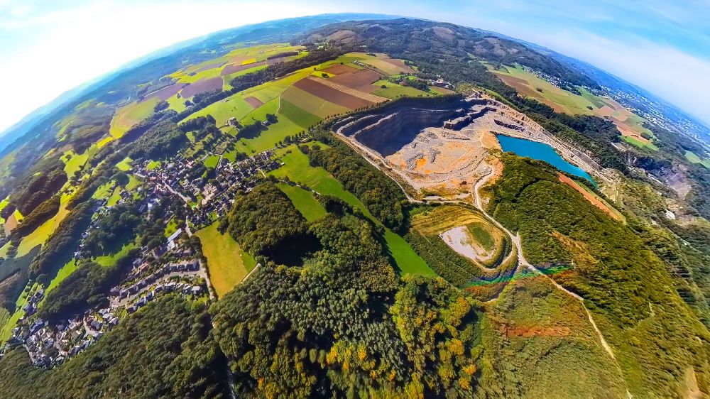 Eisborn von oben - Fish Eye- Perspektive Steinbruch zum Abbau von Kalkstein in Eisborn im Bundesland Nordrhein-Westfalen, Deutschland