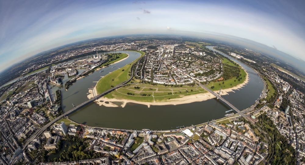 Düsseldorf von oben - Fish Eye- Perspektive Uferbereiche mit Bunen und Wiesen am Flußbett des Rhein in Düsseldorf im Bundesland Nordrhein-Westfalen, Deutschland