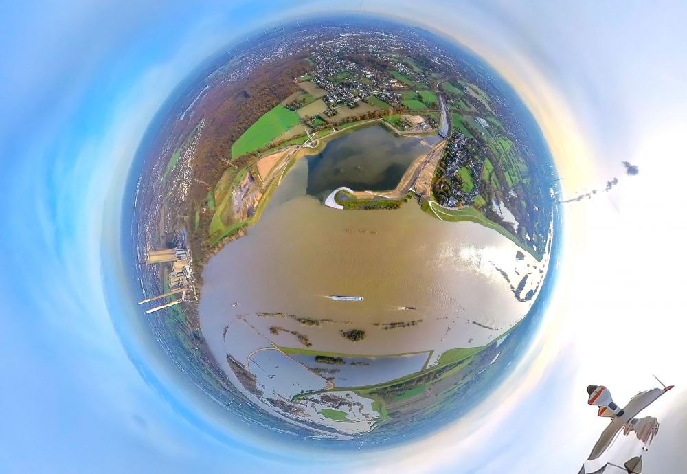 Luftbild Dinslaken - Fish Eye- Perspektive Uferbereiche mit durch Hochwasser- Pegel überflutetem Flußbett Rhein - Emschermündung in Dinslaken im Bundesland Nordrhein-Westfalen, Deutschland