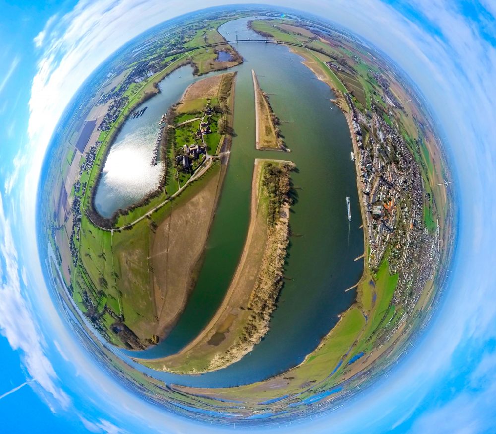 Kalkar aus der Vogelperspektive: Fish Eye- Perspektive Uferbereiche am Flußverlauf des Rhein in Kalkar im Bundesland Nordrhein-Westfalen, Deutschland