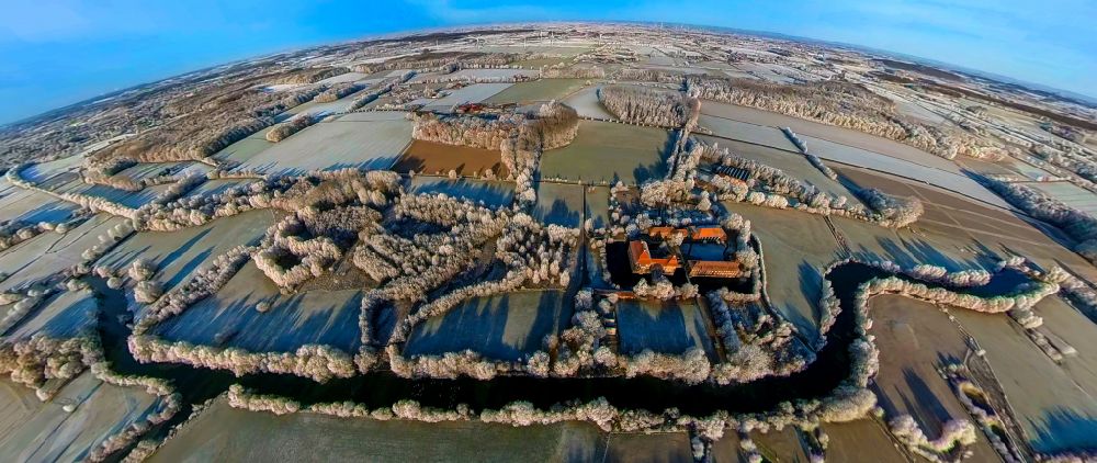 Luftaufnahme Hamm - Fish Eye- Perspektive Wassergraben mit Wasserschloß Schloss Oberwerries in Hamm im Bundesland Nordrhein-Westfalen, Deutschland