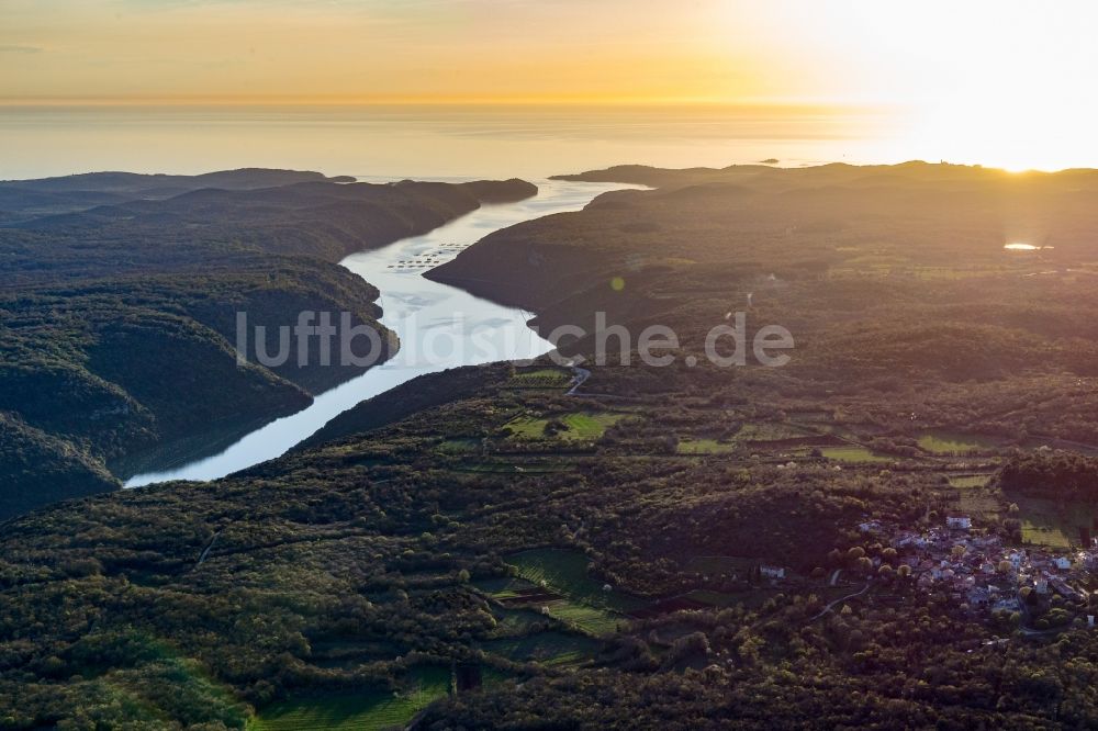 Luftbild Klostar - Fjord- und Berglandschaft des Limski Fjord in Klostar in Istrien - Istarska zupanija, Kroatien