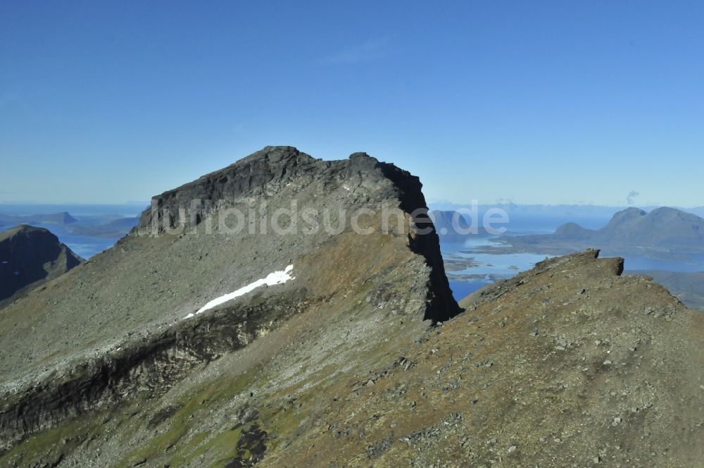 Trom von oben - Fjordlandschaft bei Troms in der Provinz Harstad in Norwegen