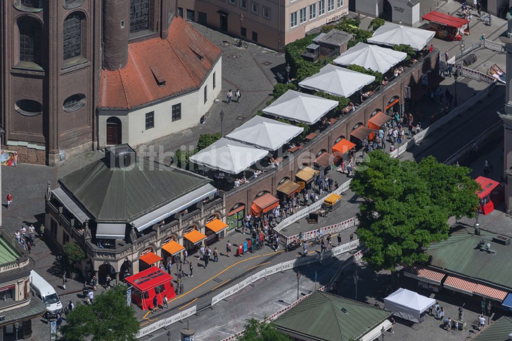 München von oben - Flaniermeile am Petersplatz mit Verkaufsständen am Viktuialienmarkt in München im Bundesland Bayern, Deutschland