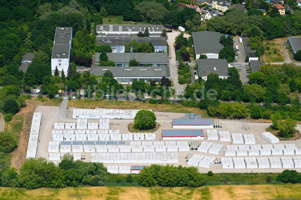 Luftaufnahme Berlin - Flüchtlingsheim- und Asylunterkunfts- Container- Siedlung als Behelfsunterkunft in Berlin, Deutschland
