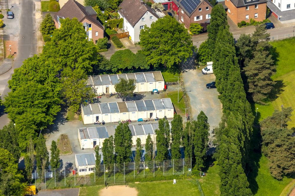 Luftaufnahme Bottrop - Flüchtlingsheim- und Asylunterkunfts- Container- Siedlung als Behelfsunterkunft in Bottrop im Bundesland Nordrhein-Westfalen, Deutschland