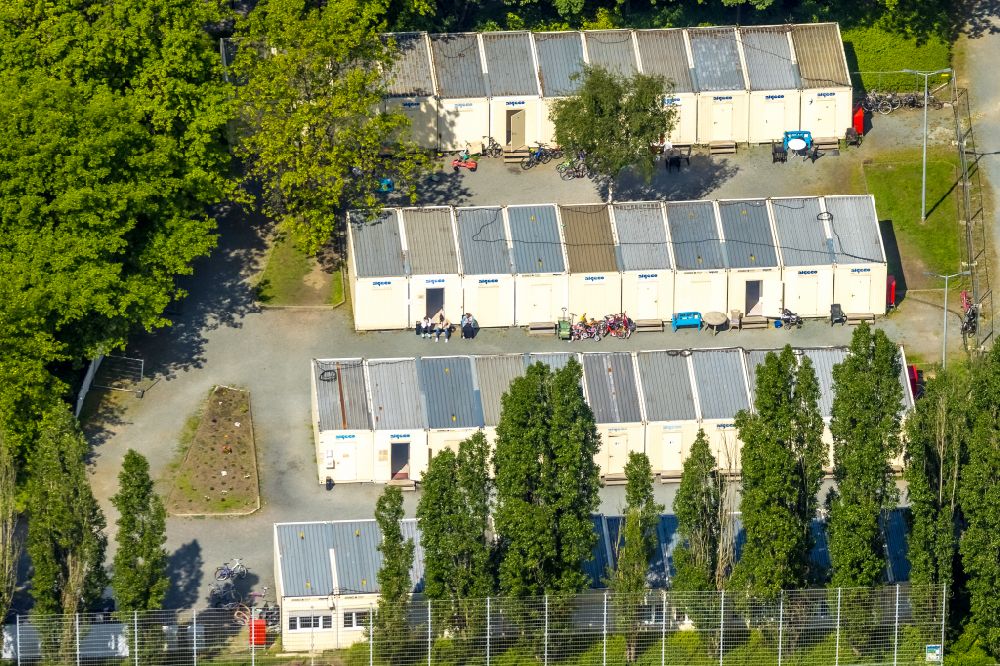 Bottrop von oben - Flüchtlingsheim- und Asylunterkunfts- Container- Siedlung als Behelfsunterkunft in Bottrop im Bundesland Nordrhein-Westfalen, Deutschland