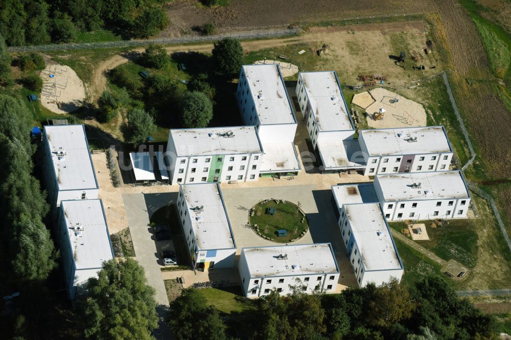 Wolfsburg von oben - Flüchtlingsheim- und Asylunterkunfts- Container- Siedlung als Behelfsunterkunft Camp Wolfsburg in Wolfsburg im Bundesland Niedersachsen, Deutschland