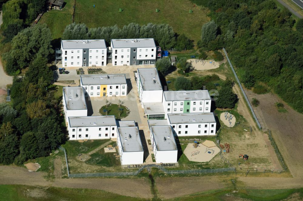 Luftaufnahme Wolfsburg - Flüchtlingsheim- und Asylunterkunfts- Container- Siedlung als Behelfsunterkunft Camp Wolfsburg in Wolfsburg im Bundesland Niedersachsen, Deutschland
