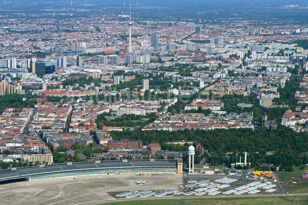 Berlin von oben - Flüchtlingsheim- und Asylunterkunfts- Container- Siedlung als Behelfsunterkunft am Columbiadamm in Berlin, Deutschland