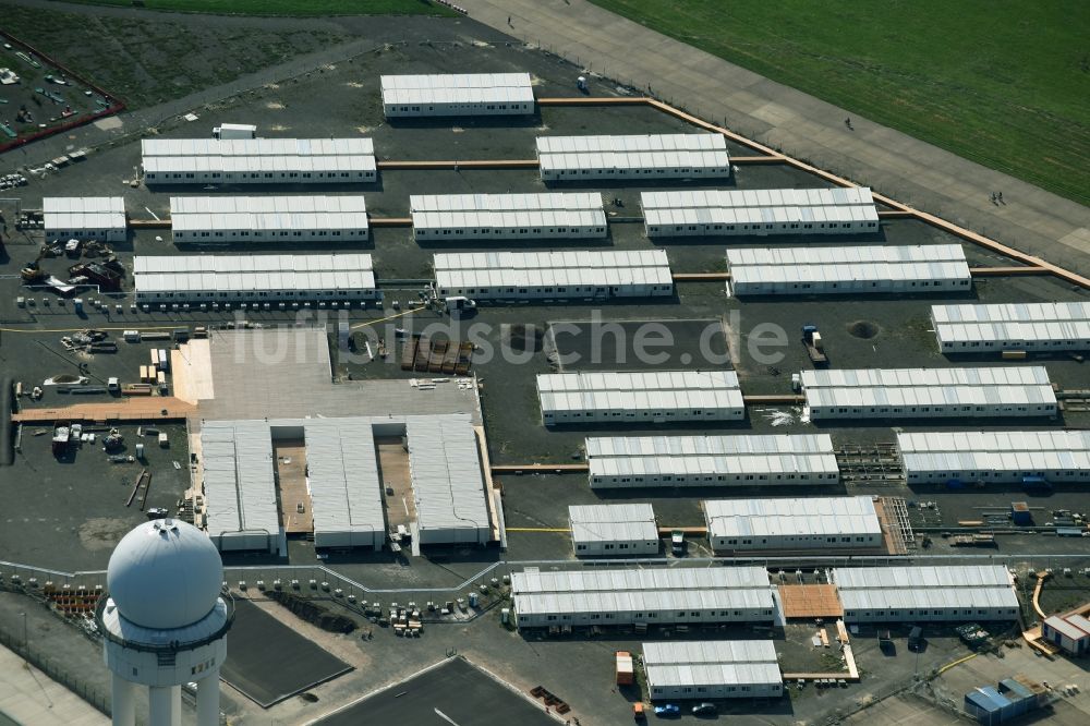Luftaufnahme Berlin - Flüchtlingsheim- und Asylunterkunfts- Container- Siedlung als Behelfsunterkunft am Columbiadamm im Ortsteil Tempelhof in Berlin, Deutschland