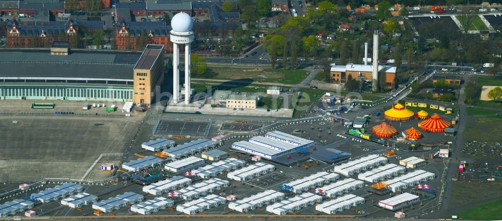 Luftbild Berlin - Flüchtlingsheim- und Asylunterkunfts- Container- Siedlung als Behelfsunterkunft am Columbiadamm im Ortsteil Tempelhof in Berlin, Deutschland