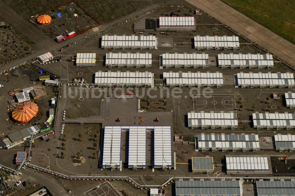 Luftbild Berlin - Flüchtlingsheim- und Asylunterkunfts- Container- Siedlung als Behelfsunterkunft am Columbiadamm im Ortsteil Tempelhof in Berlin, Deutschland