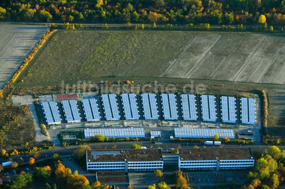 Luftbild Berlin - Flüchtlingsheim- und Asylunterkunfts- Container- Siedlung als Behelfsunterkunft entlang der Gerlinger Straße im Ortsteil Buckow in Berlin, Deutschland