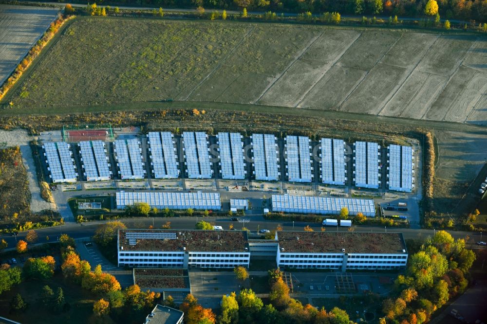 Luftaufnahme Berlin - Flüchtlingsheim- und Asylunterkunfts- Container- Siedlung als Behelfsunterkunft entlang der Gerlinger Straße im Ortsteil Buckow in Berlin, Deutschland