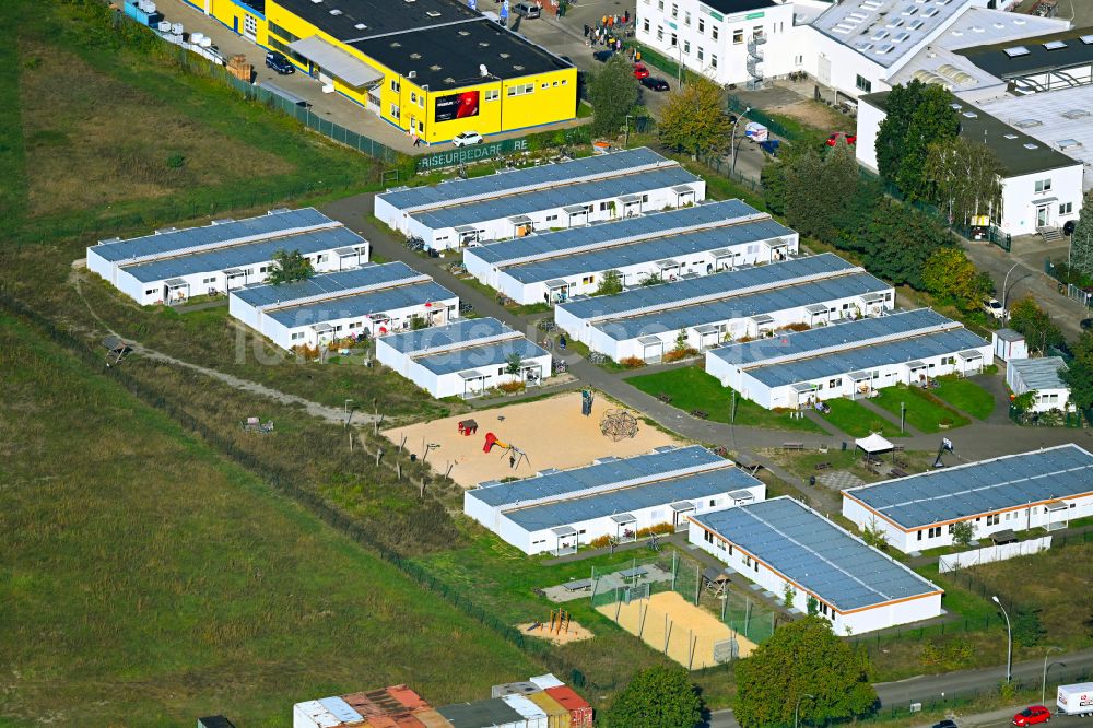 Luftaufnahme Berlin - Flüchtlingsheim- und Asylunterkunfts- Container- Siedlung als Behelfsunterkunft milaa Gemeinschaftsunterkunft am Oberhafen in Berlin, Deutschland