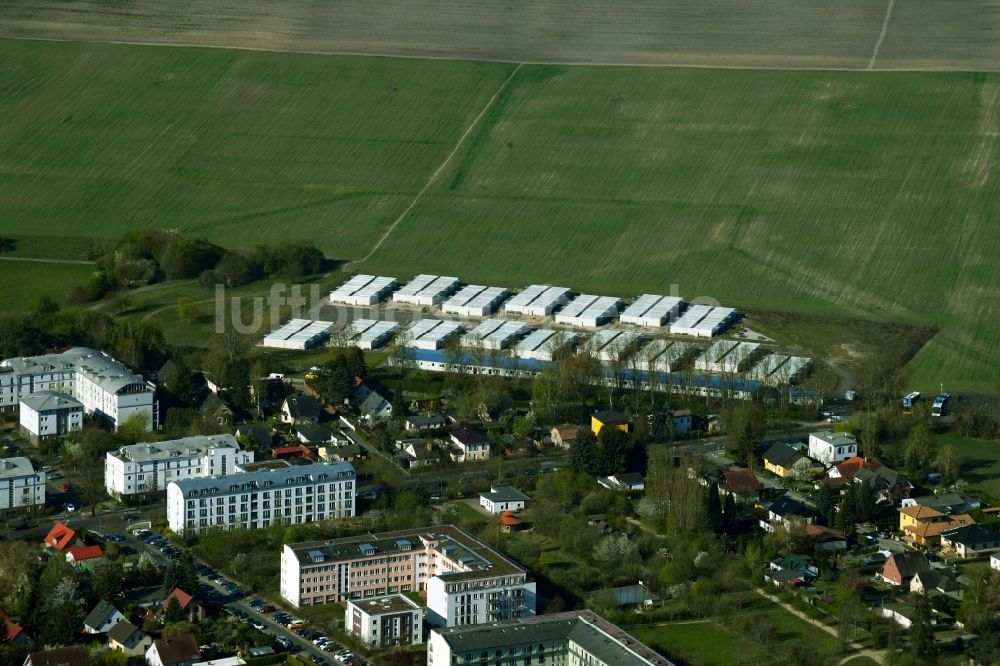 Luftbild Berlin - Flüchtlingsheim- und Asylunterkunfts- Container- Siedlung als Behelfsunterkunft im Süden des Stadtteils Blankenfelde in Berlin, Deutschland