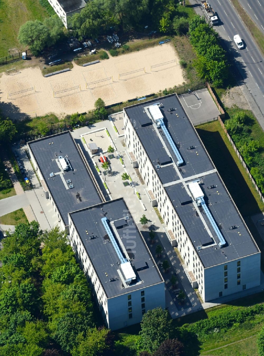 Luftbild Berlin - Flüchtlingsheim- und Asylunterkunfts- Gebäude an der Bitterfelder Straße im Stadtteil Marzahn in Berlin