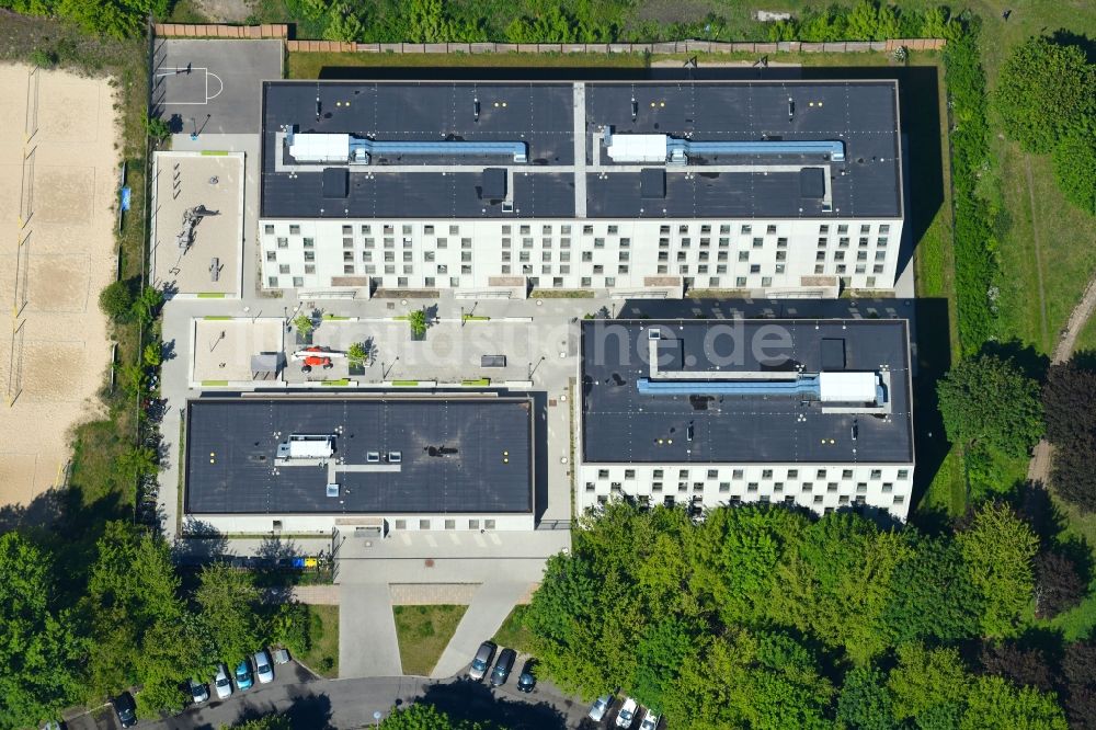 Luftaufnahme Berlin - Flüchtlingsheim- und Asylunterkunfts- Gebäude an der Bitterfelder Straße im Stadtteil Marzahn in Berlin