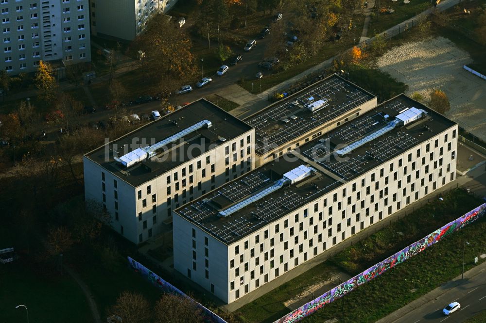 Berlin aus der Vogelperspektive: Flüchtlingsheim- und Asylunterkunfts- Gebäude an der Bitterfelder Straße im Stadtteil Marzahn in Berlin