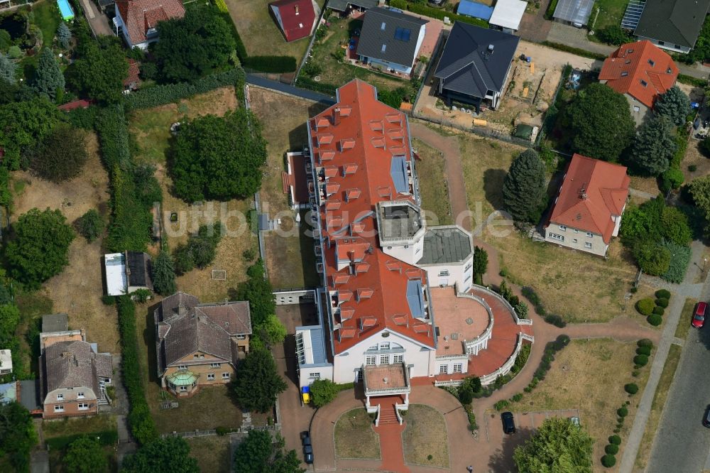 Luftaufnahme Berlin - Flüchtlingsheim- und Asylunterkunfts- Gebäude im ehemaligen Parkhotel Kaulsdorf im Ortsteil Kaulsdorf in Berlin, Deutschland