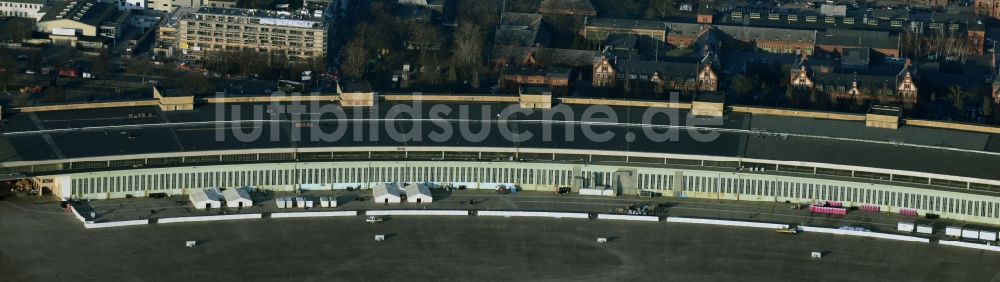 Luftbild Berlin - Flüchtlingsheim- und Asylunterkunfts- Gebäude in den Hangars des ehemaligen Flughafen Tempelhof in Berlin