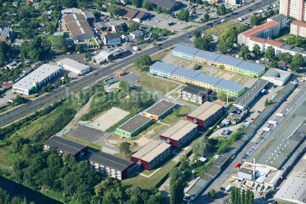 Berlin von oben - Flüchtlingsheim- und Asylunterkunfts- Gebäude an der Neue Späthstraße im Ortsteil Britz in Berlin, Deutschland