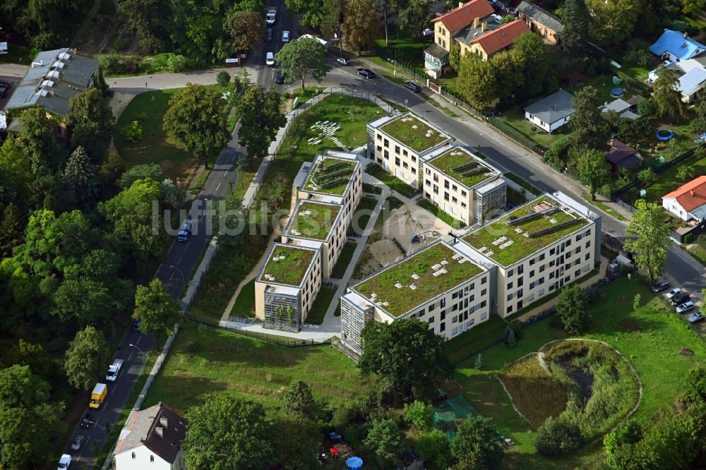 Luftbild Berlin - Flüchtlingsheim- und Asylunterkunfts- Gebäude im Ortsteil Baumschulenweg in Berlin, Deutschland