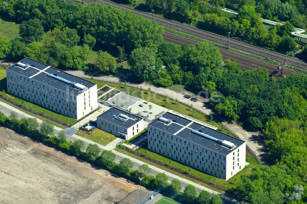 Luftaufnahme Berlin - Flüchtlingsheim- und Asylunterkunfts- Gebäude im Ortsteil Neu-Hohenschönhausen in Berlin, Deutschland