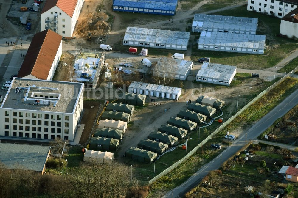 Eisenhüttenstadt von oben - Flüchtlingsheim- und Asylunterkunfts- Gebäude der ZABH Zentrale Ausländerbehörde in Eisenhüttenstadt im Bundesland Brandenburg