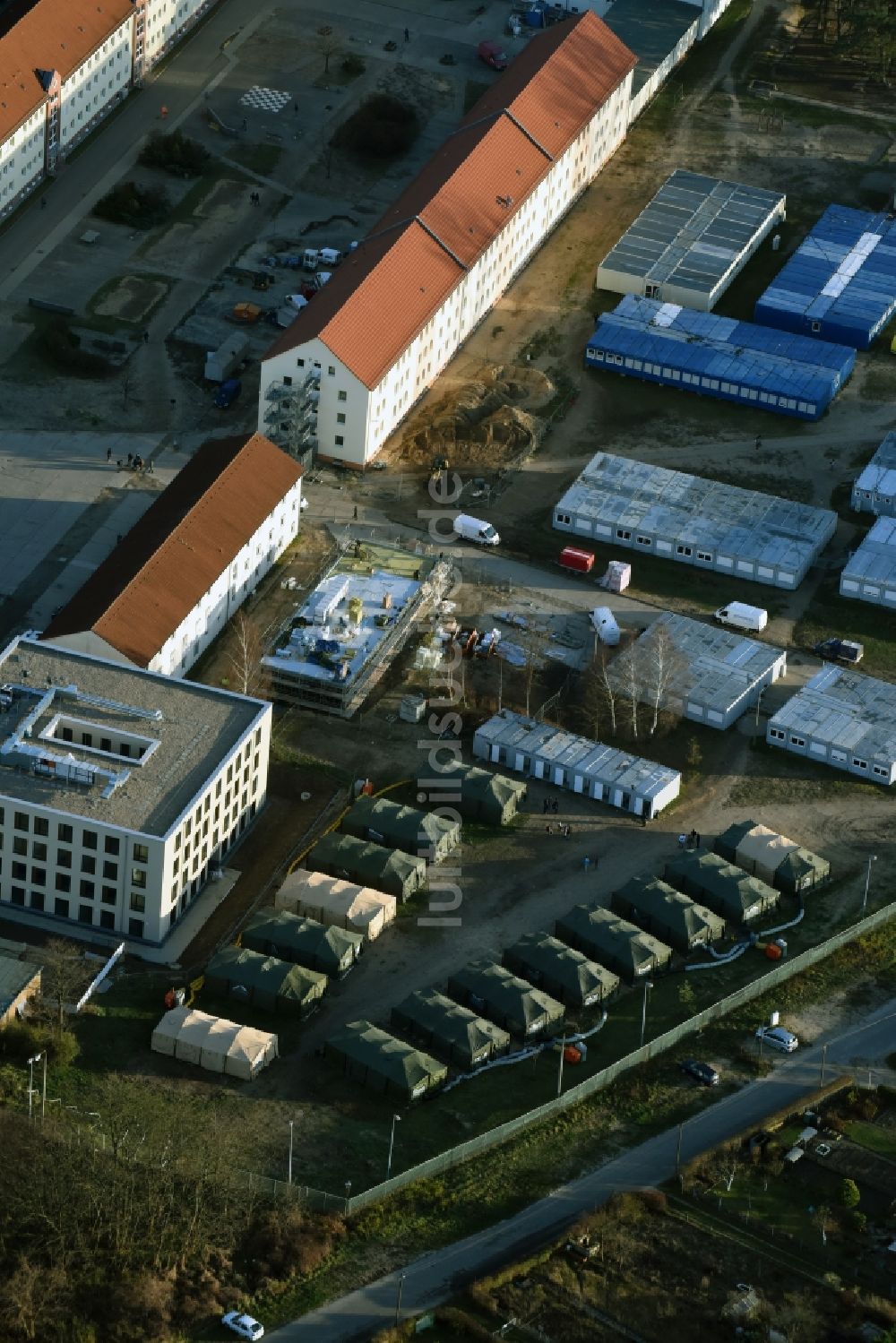 Luftaufnahme Eisenhüttenstadt - Flüchtlingsheim- und Asylunterkunfts- Gebäude der ZABH Zentrale Ausländerbehörde in Eisenhüttenstadt im Bundesland Brandenburg
