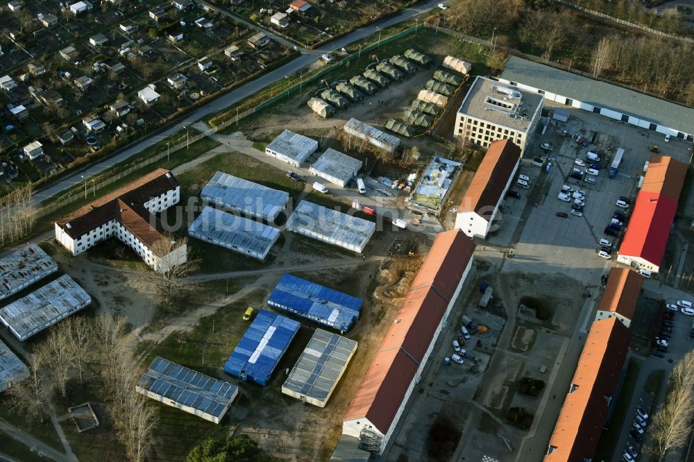 Eisenhüttenstadt von oben - Flüchtlingsheim- und Asylunterkunfts- Gebäude der ZABH Zentrale Ausländerbehörde in Eisenhüttenstadt im Bundesland Brandenburg